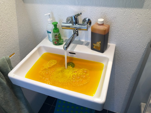 Einfärben von Leitungen, Erdreichen und diversen Baukörper, auch mittels Farbstoffinjektionen