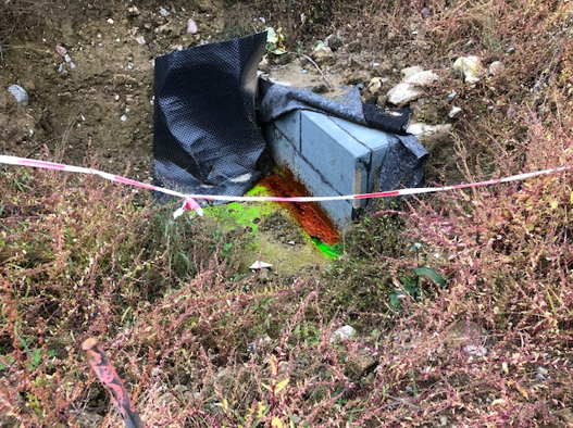 Einfärben von Leitungen, Erdreichen und diversen Baukörper, auch mittels Farbstoffinjektionen